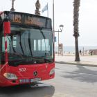 Imagen de archivo de un autobús en la playa de la Arrabassada.
