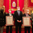 Federico Adan y Rafel Vidal Ragazzon mostrando los diplomas, ayer, con el alcalde, Pau Ricomà.