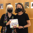 L'escriptora Elena Fora i la il·lustradora Teresa Llorach ahir a la Biblioteca Xavier Amorós.