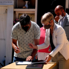 Pla mitjà de l'alcalde de Miravet, Antoni Llambrich, i la consellera de Justícia, Lourdes Ciuró, signant la cessió de restes òssies.