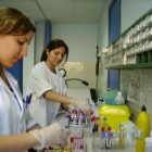 Dues investigadores de la Unitat de Nutrició Humana de la URV, al laboratori.