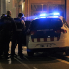 Los Mossos d'Esquadra deteniendo una persona en el barrio de Sarriá