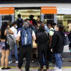 Un nombrós grup de gent intenta entrar a un tren en la segona jornada de vaga de maquinistes de Renfe a l'estació de Barcelona-Sants.