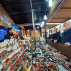 El alcalde, Carles Pellicer, visitando el Mercado de Navidad.