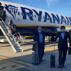 El expresidente Carles Puigdemont y el exsenador Jami Matamala, saliendo del avión de Ryanair que los ha llevado desde Bruselas hasta el Alguer.