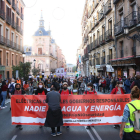 Plano general de la manifestación contra la subida de la luz en el centro de Madrid.