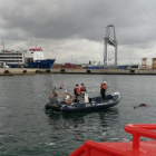 La embarcación de la Cruz encarnada durante el rescate del ternero del agua.