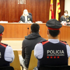 El acusado de intentar matar a la madre, sentado en el banco de los acusados en la Audiencia de Lleida.