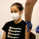 Una de las primeras chicas entre 12 y 15 años que se ha vacunado en Manresa este miércoles.