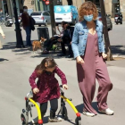 Noemí Font con su hija en Barcelona.