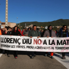 La capçalera de Llorenç del Penedès arribant a l'inici de la caminada a l'església del Papiolet per protestar contra el projecte de la línia de molta alta tensió