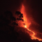 Imagen de la lava saliendo del volcán.