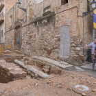 Un grupo de vecinos de Alcover observando los cimientos de la torre, justo en medio del Raval del Carme.