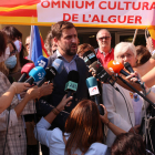 Els eurodiputats Toni Comín i Clara Ponsatí atenent els mitjans a Sàsser.