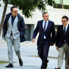 El historiador Josep Lluís Alay, en el centro, llegando a la Audiencia Nacional donde declaró investigado por encubrimiento.