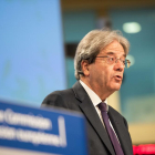 Primer pla lateral de l'eurocomissari d'Economia, Paolo Gentiloni, durant la presentació de les previsions econòmiques de primavera.