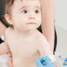 La vacuna protege contra una infección poco frequent, pero muy grave.