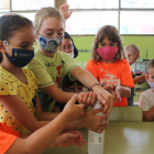 Plano medio de los niños del centro de verano de la Fundació Pere Tarrés en Torredembarra lavándose las manos.