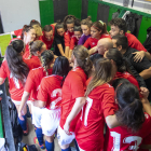 Las jugadoras y el cuerpo técnico del conjunto femenino del Nàstic antes de empezar un partido.