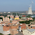 Imagen de archivo del municipio de Ascó con la chimenea de la central nuclear en el fondo.