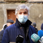 El consejero|conseller de Salud, Josep Maria Argimon, atendiendo los medios de comunicación en Àger.