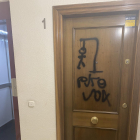 La porta de casa del diputat de Vox per Lleida, Toni López, amb les pintades amenaçadores