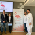 Plano general de la presentación del proyecto Emma con representantes del grupo de investigación , de la Liga contra el Cáncer y el hospital de Tortosa.