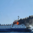 Imagen del incendio al buque Elbeik.