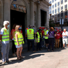 Plano general de los pensionistas y jubilados protestando delante de la oficina de la Caixa en la rambla.