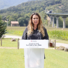 La portaveu del Govern, Patrícia Plaja, atenent els mitjans a la Vall d'en Bas.