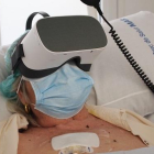 Una paciente con las gafas|ojeras de realidad virtual.