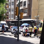 Imagen del SEM atendiendo a la conductora del ciclomotor en la avenida Pau Casals.