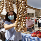 Parada|Puesto de venta de horcas de ajos en la XII fiesta del ajo de Belltall (Conca de Barberà), en la plaza de las Escuelas.