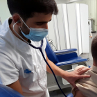Un enfermero auscultando a una persona voluntaria antes de la administración de la vacuna de Hipra en la primera fase del ensayo.