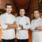 D'esquerra a dreta, els xefs Mateu Casañas, Oriol Castro i Eduard Xatruch, en una imatge d'arxiu al restaurant Disfrutar de Barcelona.