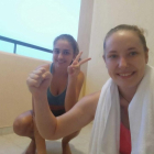 Laia Ferré i Sheila Maetzu haciendo deporte en su habitación de hotel en Malta donde se encuentran confinadas.