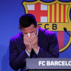 el jugador, Leo Messi, llorando durante la rueda de prensa de despido del FC Barcelona.
