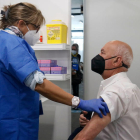 Una enfermera habla con un hombre justo después de que reciba la vacuna al punto habilitado en Feria de Barcelona.