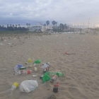 Imagen de los restos que el botellón ha dejado en la playa de Tamarit.