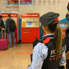 Dos agentes de los Mossos d'Esquadra a una estación del metro de Barcelona, con las máquinas expendedoras de billetes al fondo