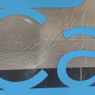 Imagen del cristal de la sede roto por el golpe de una piedra.