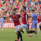 Fran Carbia celebra el gol, al lado de Robert Simón.