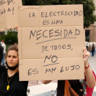 Manifestants amb pancartes contra l'augment del preu de la llum.