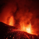 Imagen de este domingo de la actividad del volcán vista desde la localidad de El Paso.