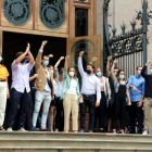 Imatge dels universitaris jutjats a les portes de l'Audiència de Barcelona abans del judici.
