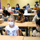 Panoràmica d'una aula amb tots els alumnes amb mascareta a l'escola de Salardú, a la Vall d'Aran.