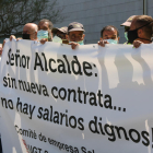 Pla tancat dels treballadors del servei de neteja de Salou, que reclamen un nou contracte de la brossa, en un acte de protesta el passat 2 d'agost.
