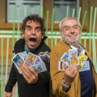Oscárboles i el seu pare, Joan Noguera, amb algunes de les cartes que han dissenyat.