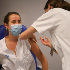 Imatge d'una professional sanitària reben una vacuna.