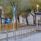 Els veïns denuncien que aquests aparcaments treuen dues places de pàrquing per a cotxes.